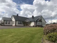 Dungannon 2 Bed Bungalow - Sleeps 5 - Pet Friendly Hotels in 