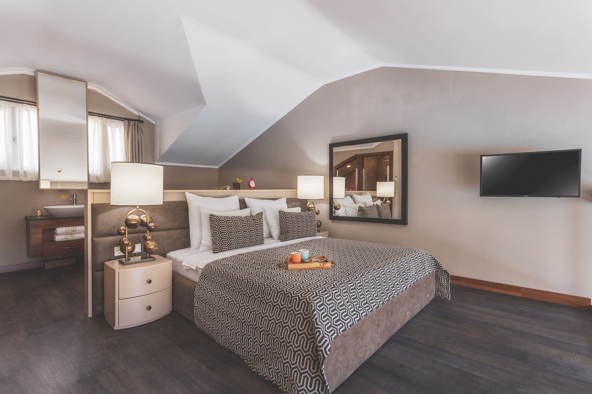 泳池景顶层公寓