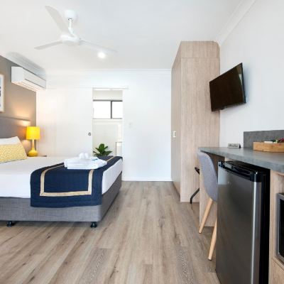 Deluxe Queen Room Blue Heron Motel Promo Code