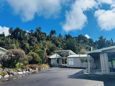 Franz Josef Oasis Hotel Hotele w: 