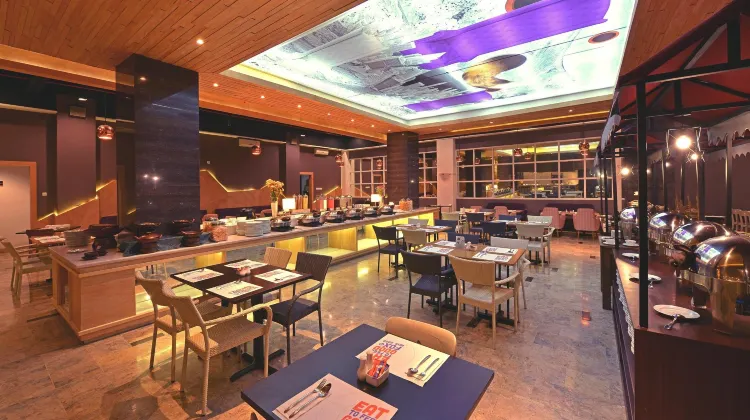 オーク ツリー プレミア 食事・レストラン