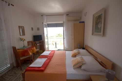 带露台一室公寓