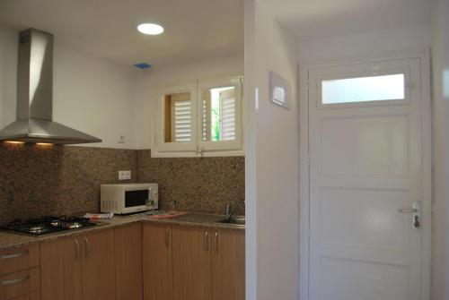 泳池景两卧室公寓 - 带阳台