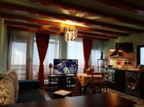 Lucas Duplex Apartment with Mountain View