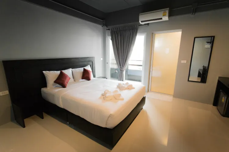 ห้องดีลักซ์ เตียงใหญ่ 1 เตียง