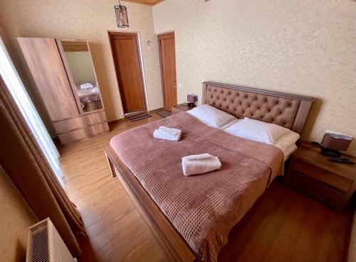 带山景的双人间