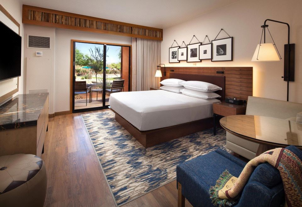 度假村景豪华特大床房