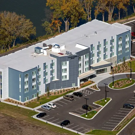 Courtyard Appleton Riverfront