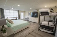Totally Remodeled Cozy Apartment.  2.5 miles to Delaware Turf! Hotels in 