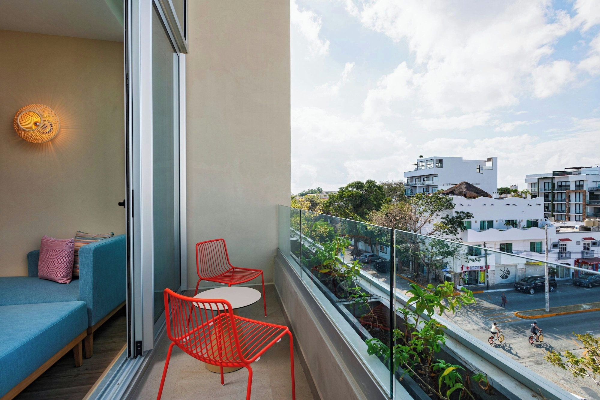 微风客房带1张特大床带阳台