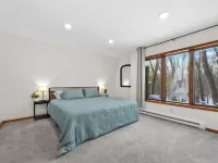 Sunset Burrow Retreat in Roscommon, MI - whole house, 3 bed, 2.5 bath! Hoteles en Municipio de Gerrish