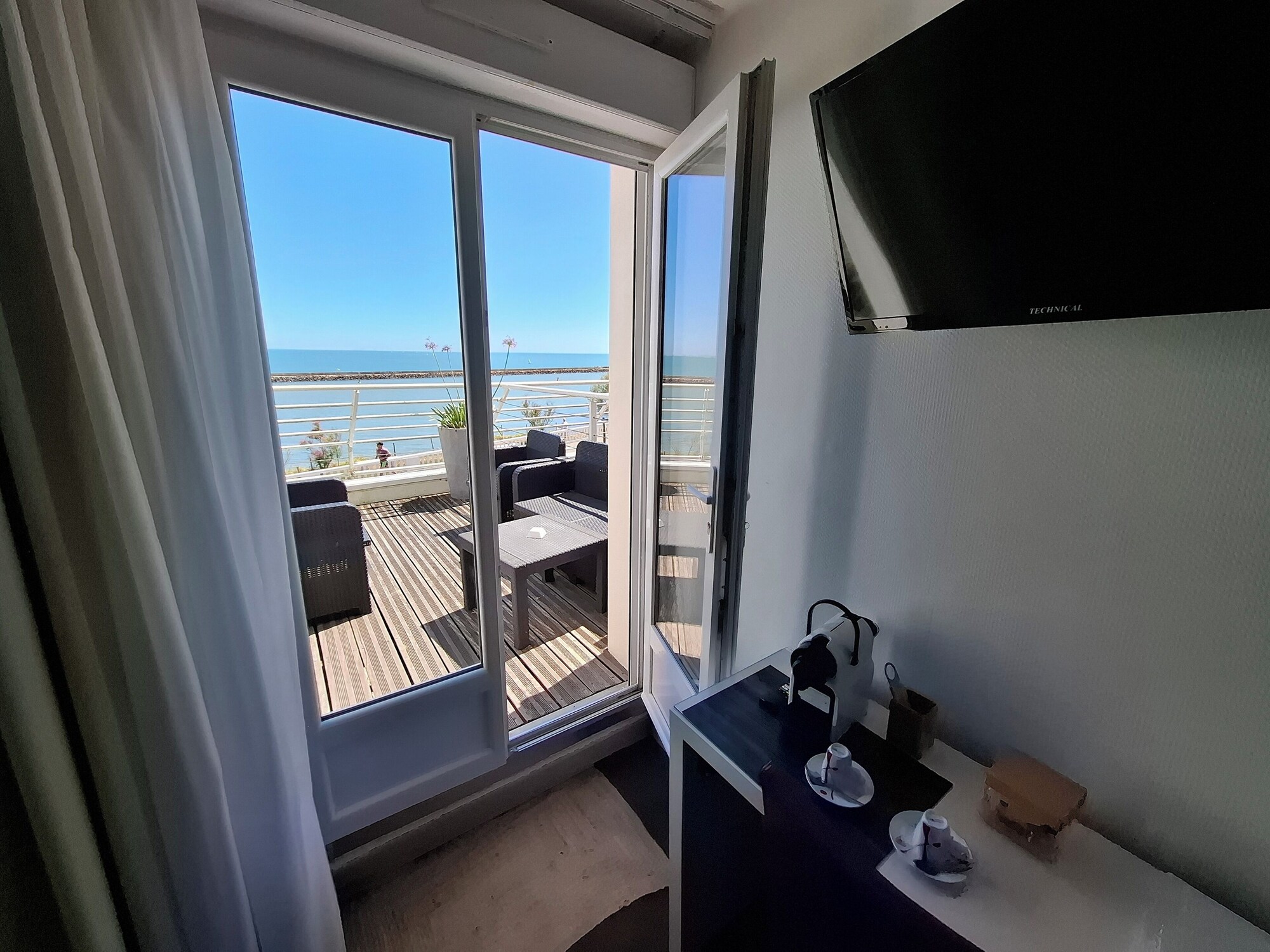 初级单间套房，带阳台，海景