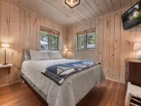 LAKEFRONT HOME w BEACH @ HIGGINS LAKE! Hoteles en Municipio de Gerrish