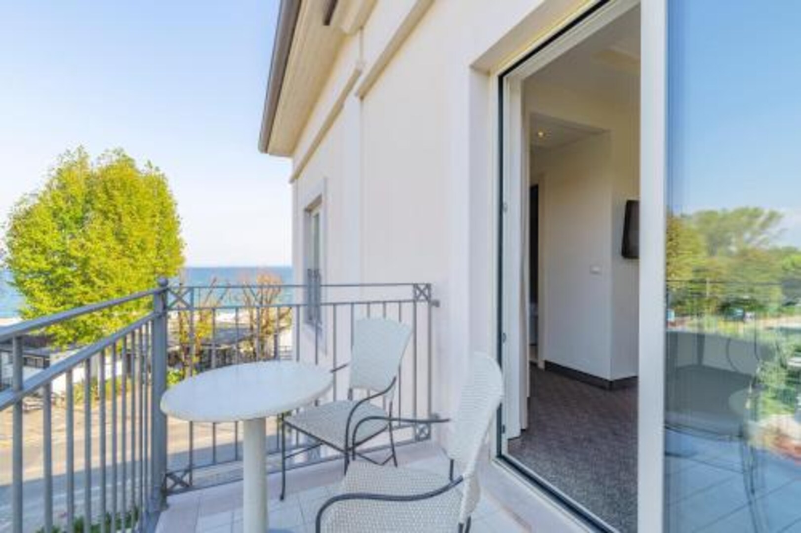 带阳台和湖景的套房