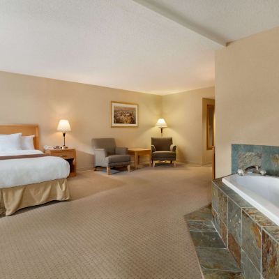 Suite, 1 King Bed with Hot Tub