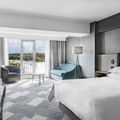 瀑布景觀房，朱麗葉陽台，客房，特大床，梳化床 喜來登瀑布景觀酒店優惠