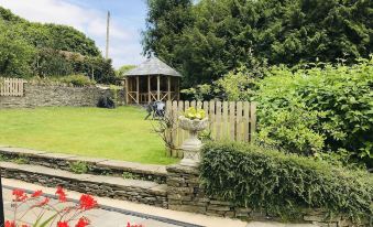 Grade II Listed Farm House in Beautiful Grounds