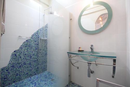 带露台且享有花园景观的舒适双人间