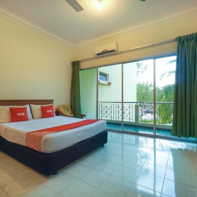 Suite Premium dengan Tab Mandi Kupon Capital O 89484 Teluk Batik Resort