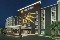 La Quinta Inn & Suites by Wyndham San Antonio Downtown Hotels in 