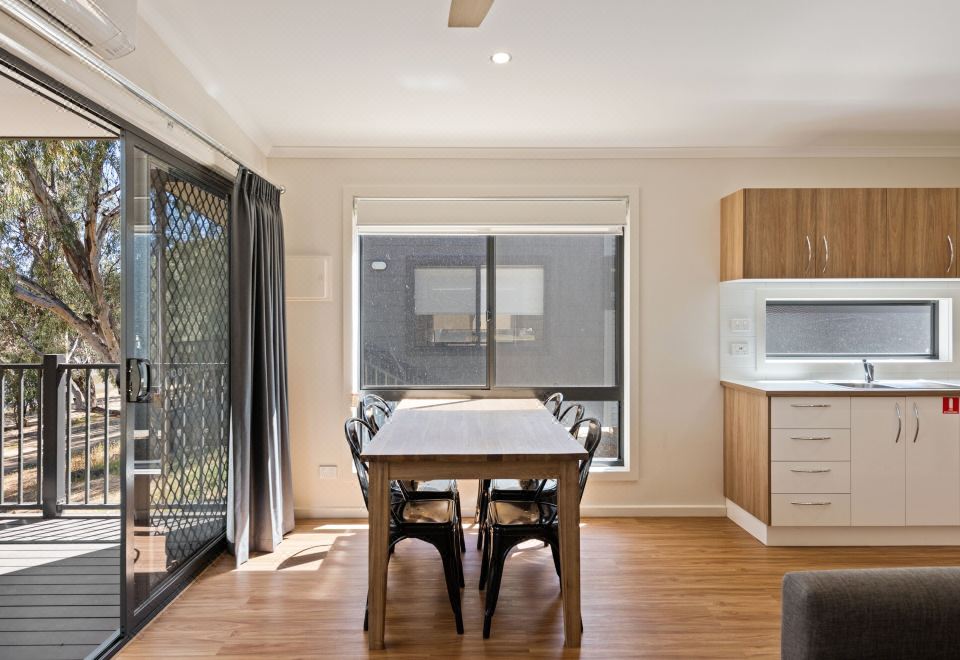 Deluxe 2 Bedroom Riverview Cabin-Sleeps 6