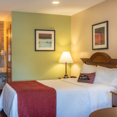 Deluxe Queen Room The Pineola Promo Code