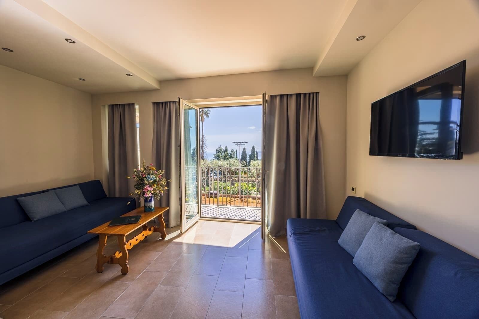 带花园景观和阳台的高级房间