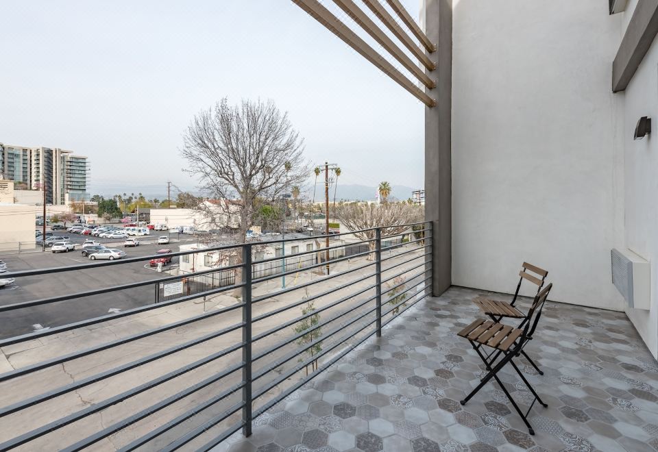 Lexen Hotel - North Hollywood Near Universal StudiosDeluxe Two Queen Room with Balcony