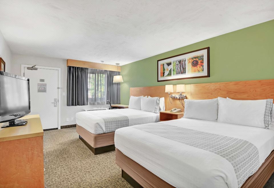 房间，带2张大床，微波炉和冰箱，工作桌，Wi-Fi，禁烟