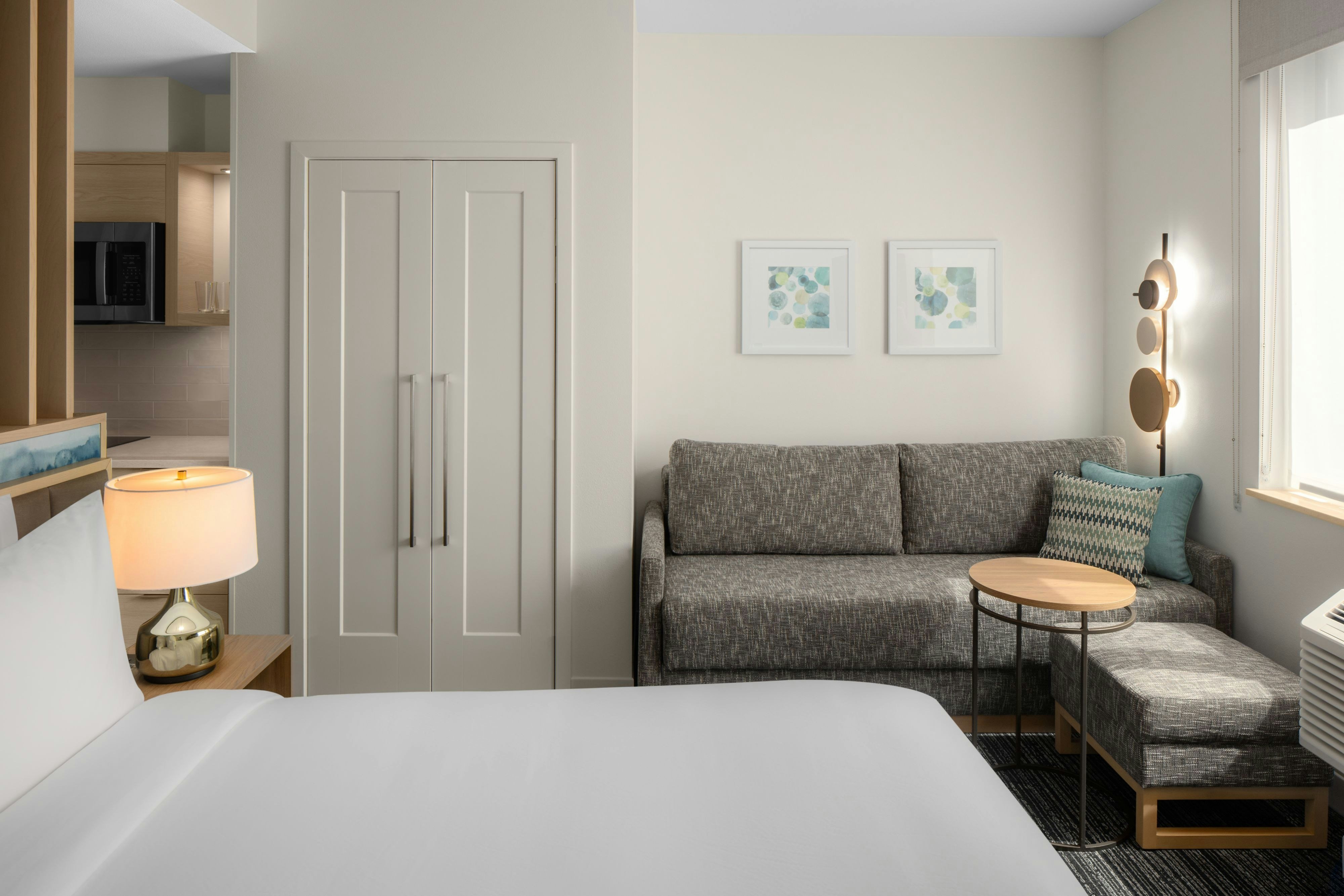 特大床一室套房，1张特大床，梳化床