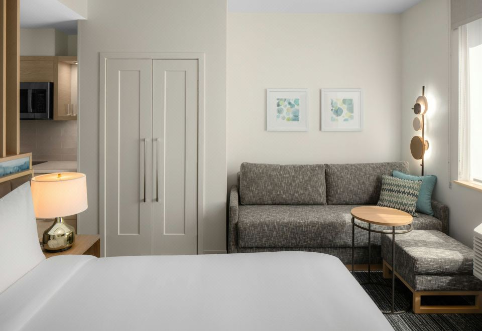 特大床一室套房，1张特大床，梳化床