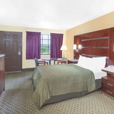 Queen Room-Mobility Accessible-Non-Smoking Days Inn by Wyndham Fayetteville Promo Code