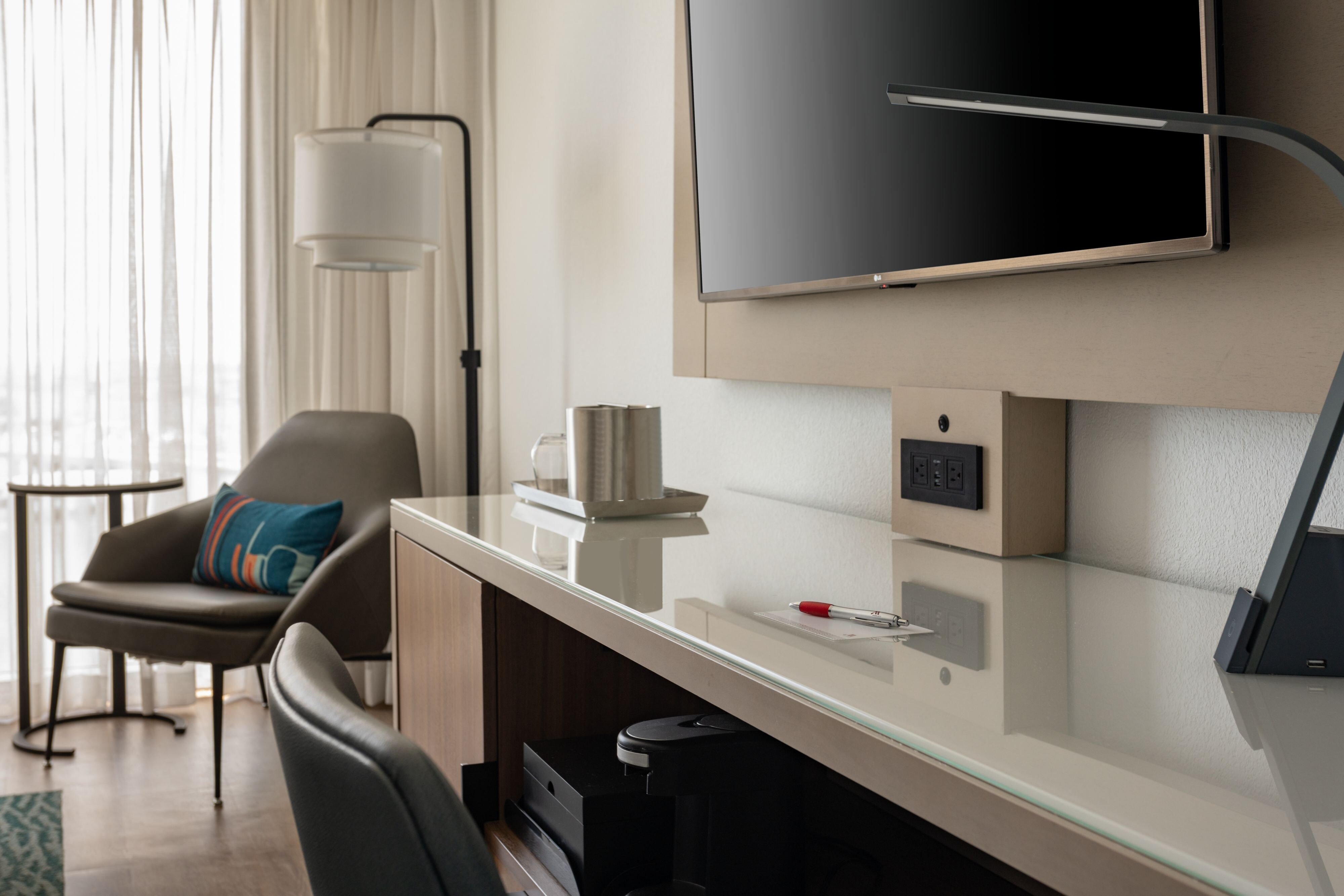 新装修， 客房， 1 张特大床， 池景， 阳台