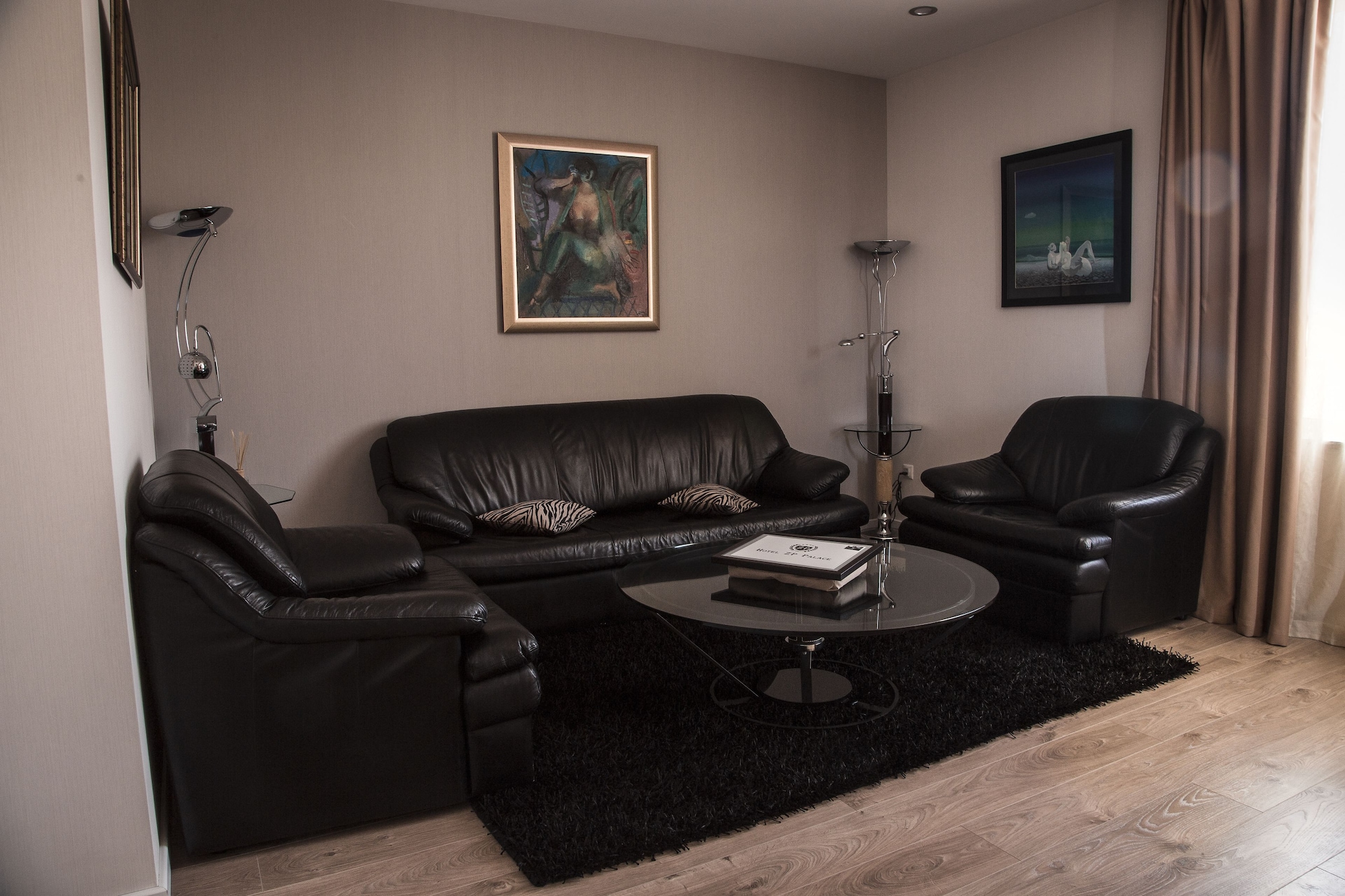 舒适套房， 1 张特大床和 1 张梳化床