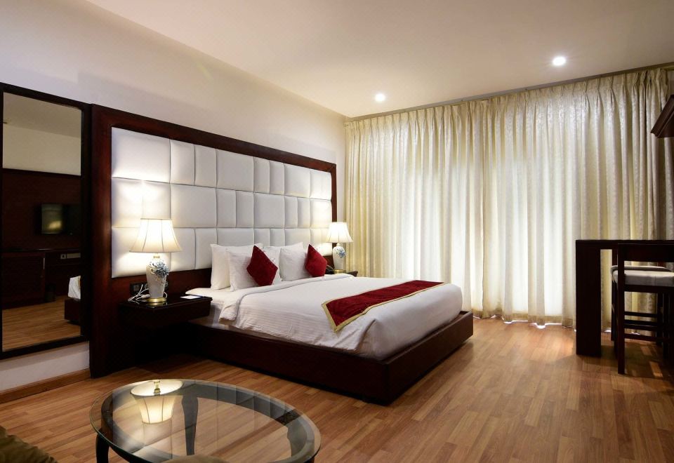 豪华特大床房（带阳台）