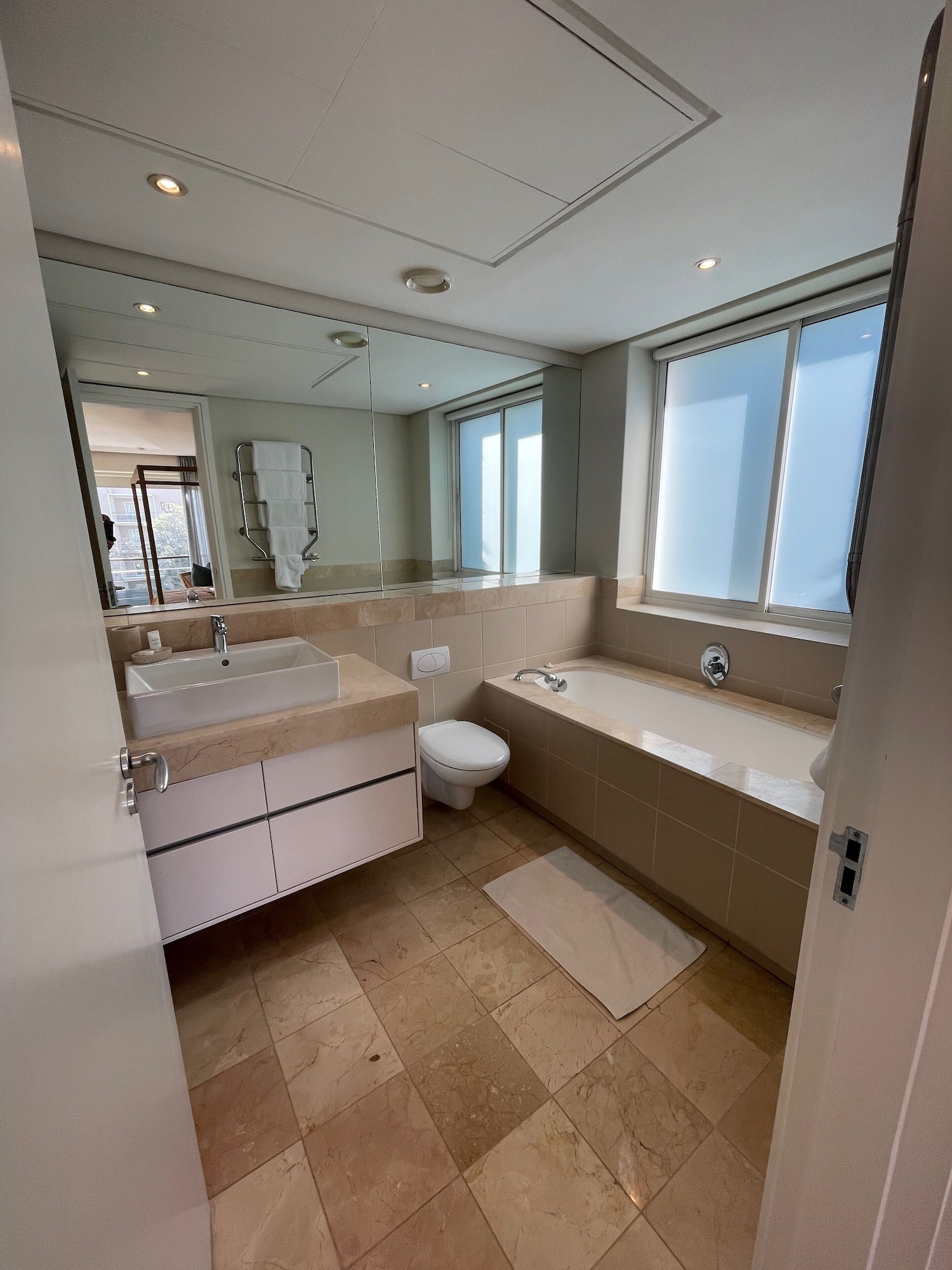 Mountain Marina Luxury Apartments三床房尊贵1