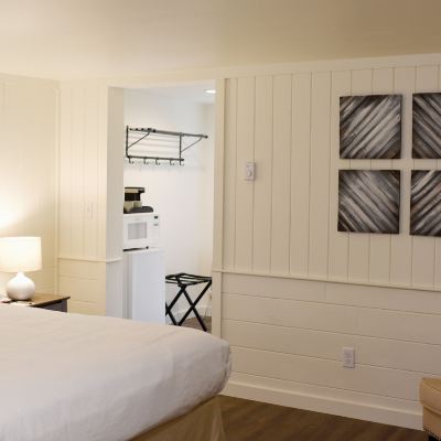 Standard Queen Room Sandwich Inn and Suites Promo Code