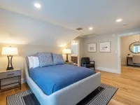 Stunning Penthouse 3Bed-3Bath Private Elevator, Just Steps to PA, Dining & Shops Hotel di Andover