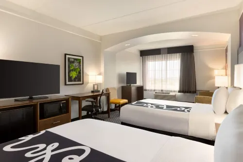 La Quinta Inn & Suites by Wyndham Arlington North 6 Flags Dr
