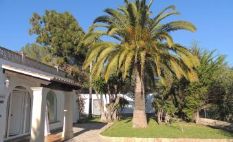 Charming Villa with Private Pool and Air Conditioning, Near the Beach