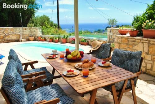 双卧室小屋，设有私人游泳池