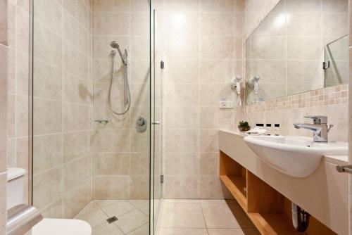 Pavillion 3 Absolute Waterfront 4 Bedroom 2 Lounge Room and Golf BuggyFour-Bedroom Apartment