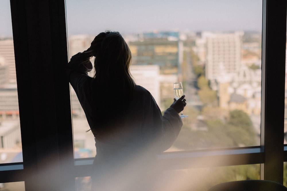 小型套房 - 带 1 张特大号床、梳化床、城市景观 - 转角房