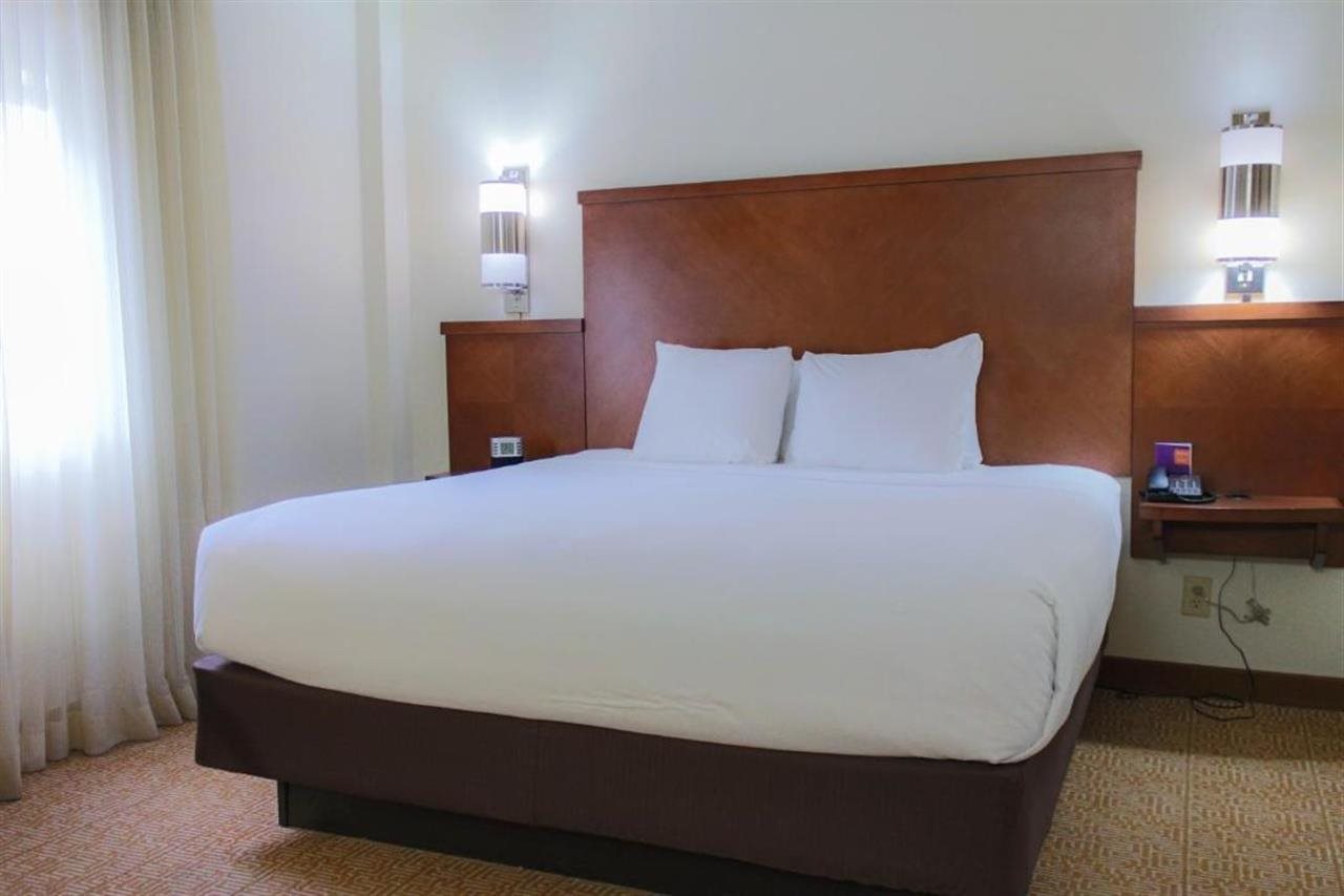 无障碍特大床间 - 带浴缸（配有梳化床）