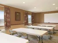 Super 8 by Wyndham Topeka at Forbes Landing Ξενοδοχεία στην πόλη Topeka