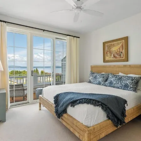 Now Booking for Summer 2026! Stunning Panoramic Lake Views in Downtown Petoskey! Отели в г. Петоски