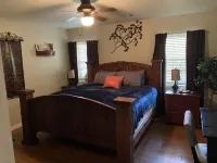 PERFECTLY CUTE COUNTRY BARDOMINIUM ON 11 ACRES Hoteles en Condado de Grimes