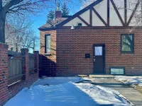 Modern Tree-Street Retreat/Walkable Location