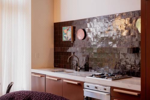 A luxe stay in the Paris end of Melbourne Apartment