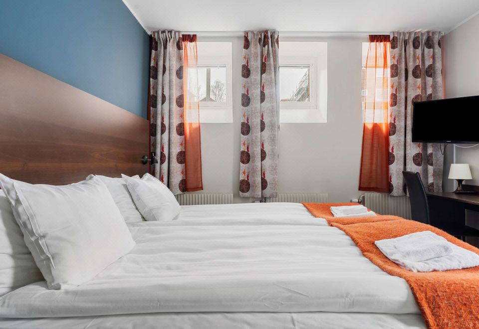 标准间两张单人床和厨房无线网络无烟